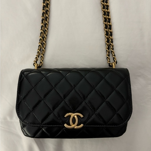 CHANEL 🖤 23A Black Shiny Leather Phone Holder on a Chain - Picture 2 of 15